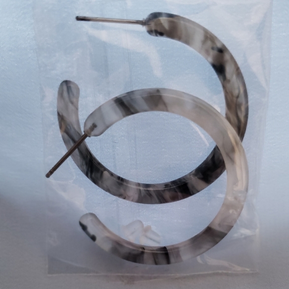 *ONE LEFT* NEW Grey Marbled Earrings - Picture 4 of 4